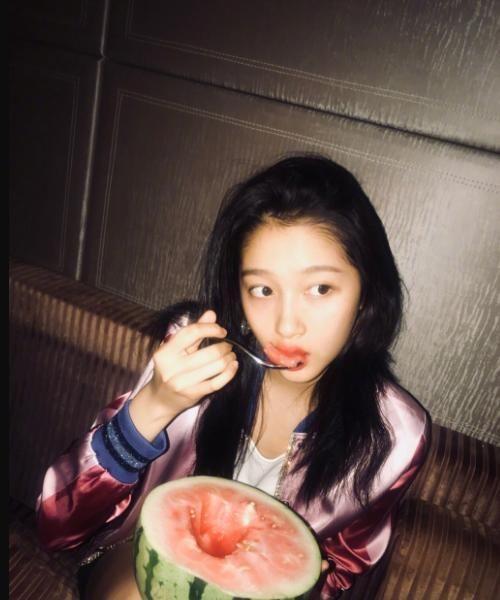 丫头晚上吃瓜视频大全播放,热门视频大盘点