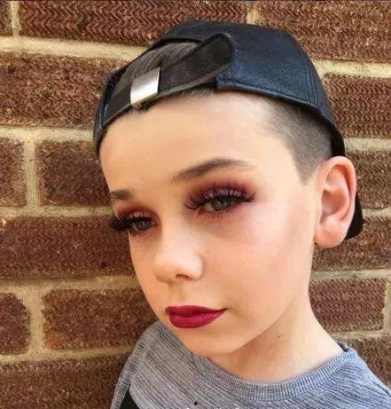 吃瓜男博主化妆视频,变身魅力达人！