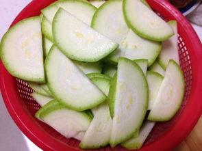 茭瓜炒着吃先焯水吗视频,焯水步骤详解