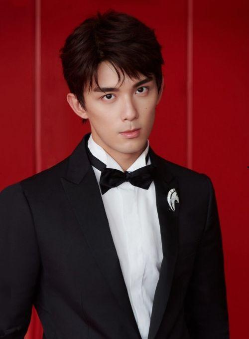 吃瓜男艺人吴磊是谁啊视频,吃瓜群众热议的男艺人吴磊究竟是谁？