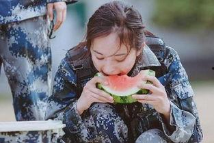男兵女兵吃瓜视频,男兵女兵吃瓜视频揭秘军中趣事