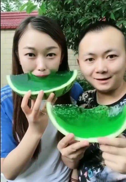 妹子吃蜜瓜视频,妹子甜蜜品尝，镜头下的美味瞬间