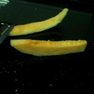 如何切哈密瓜拿着吃视频,哈密瓜切法大公开，轻松学会拿着吃