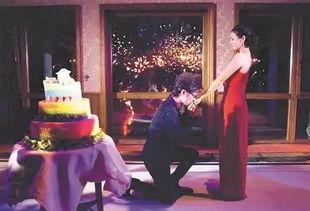 章子怡带孩子吃瓜视频播放,视频播放引网友热议